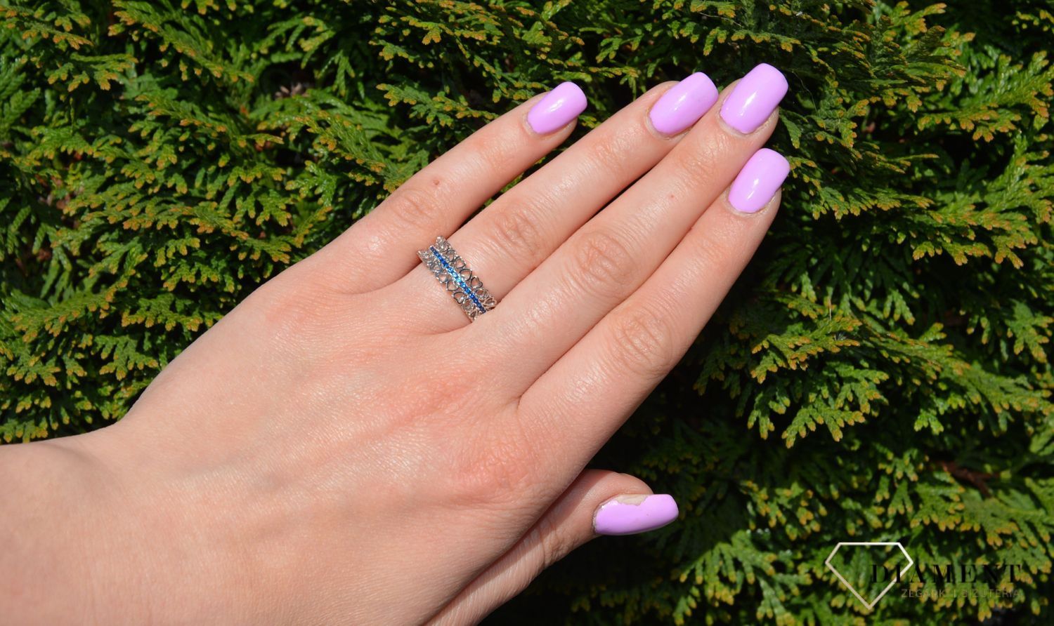 Pierścionek srebrny z chabrową cyrkonią Dall'Acqua.  Pierścionek wykonany z drobnych serduszek i chabrową cyrkonią. Jest idealnym uzupełnieniem każdej casualowej stylizacji. 11.jpg